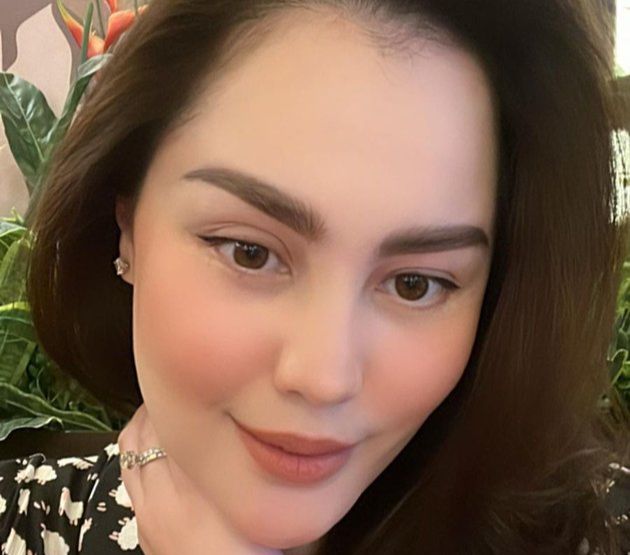 Disebut Cantik Kayak Old Money, Ini Potret Terbaru Jennifer Dunn dengan Alis Naturalnya