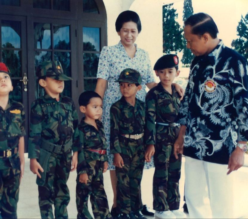 Agus Harimurti Yudhoyono atau yang akrab disapa AHY mengunggah foto masa kecilnya bersama sang kakek. Unggahan tersebut sekaligus untuk memperingati peristiwa kelam G30S PKI. <br>