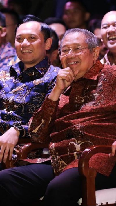 Selain ayahnya yakni SBY, sang kakek juga bukanlah orang sembarangan. Kakek AHY dari pihak ibu yaitu Jenderal TNI (HOR.) (Purn.) Sarwo Edhie Wibowo.<br>