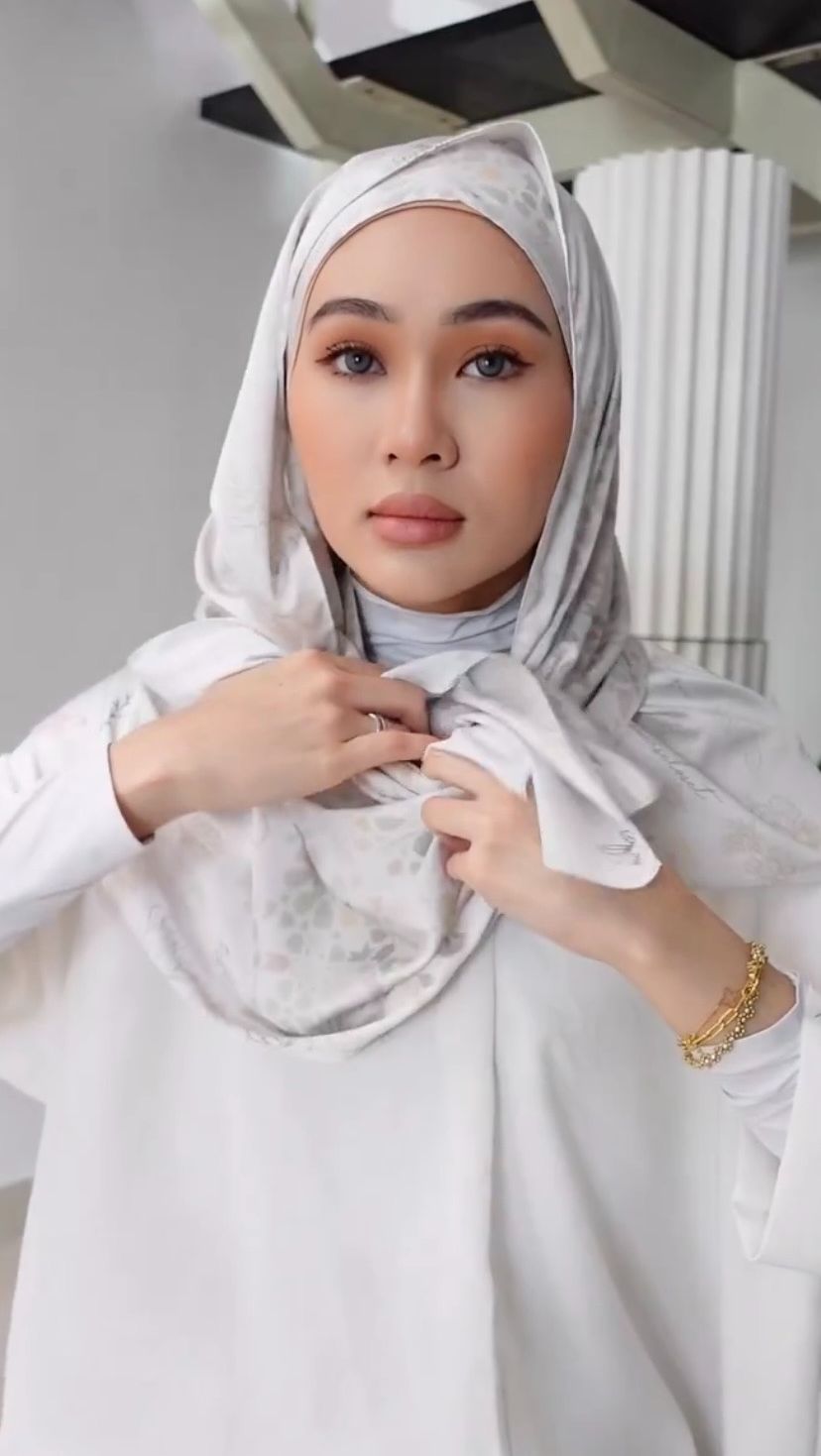 Tutorial Hijab Segi Empat Formal Chic Untuk Ke Kantor