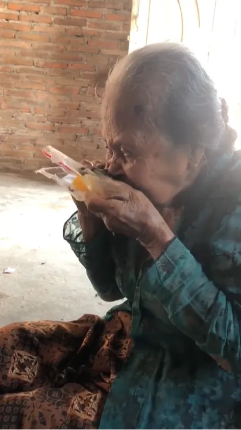 Reaksi Kocak seorang Nenek saat Makan Rumput Laut Onigiri ‘Jadi Kayak Kambing’
