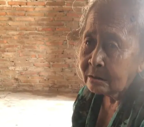 Reaksi Kocak seorang Nenek saat Makan Rumput Laut Onigiri ‘Jadi Kayak Kambing’