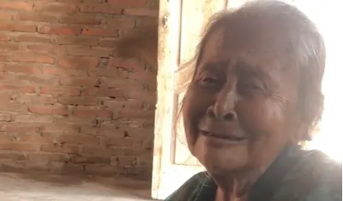 Reaksi lucu nenek tersebut membuat sang cucu yang memberikan makanan tersebut menjadi tertawa.