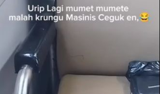 Kondektur Cegukan saat Beri Pengumuman
