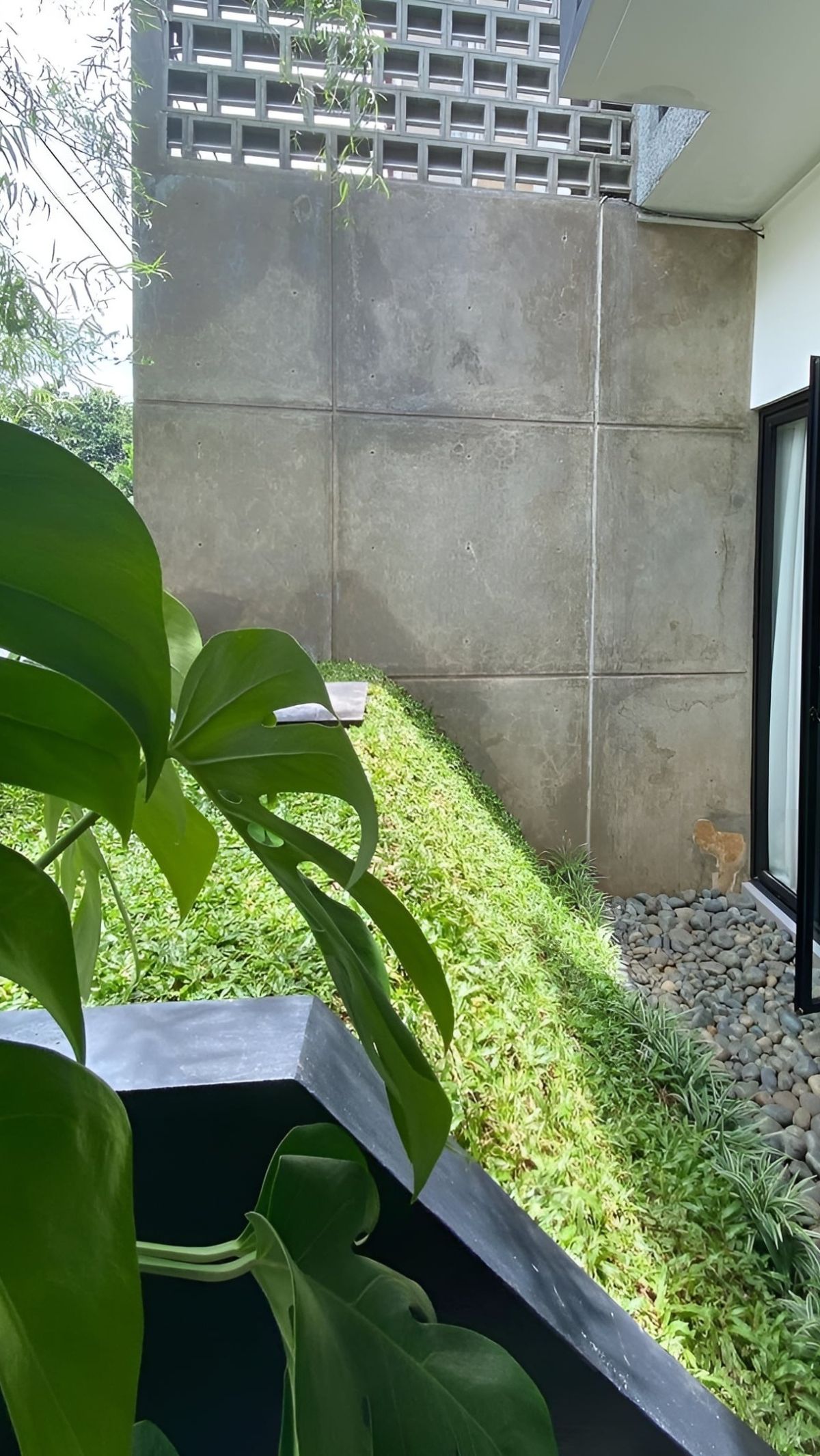 Tren Taman Rumput Miring, Pemandangan Segar Selevel Mata