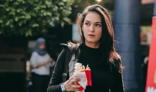 Berprofesi sebagai artis