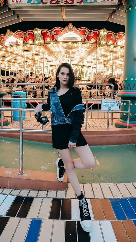 Wanita berusia 28 tahun ini memiliki penampilan tomboy.