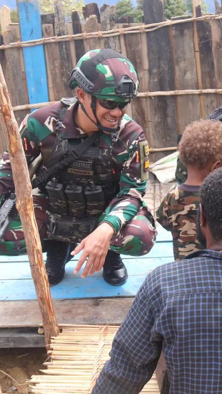 Kejutan Mayor TNI Datang Bawa Pasukan Panggul Papan Kayu Bikin Happy Warga Intan Jaya