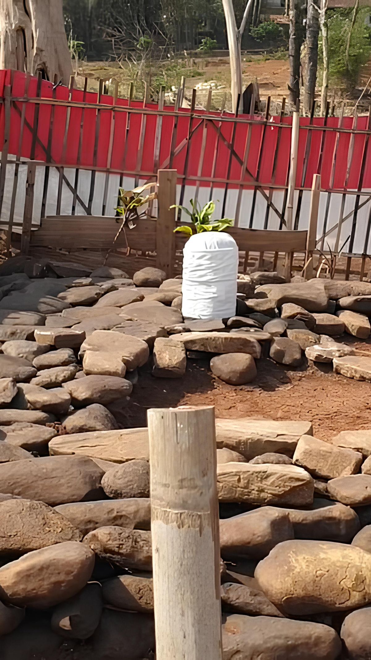 Muncul Makam dengan Bendera Merah Putih di Tengah Waduk Jatigede yang Surut, Ternyata Sosoknya Bukan Orang Sembarangan