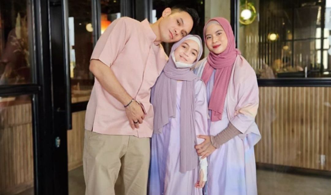 <b>6. Tampil Dengan Outfit Colorfull</b>