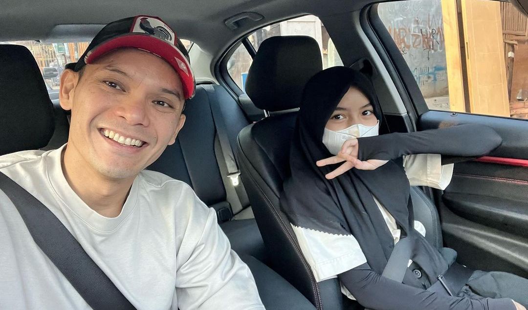 <b>2. Outfit Simpel dengan Kaos dan Manset</b>