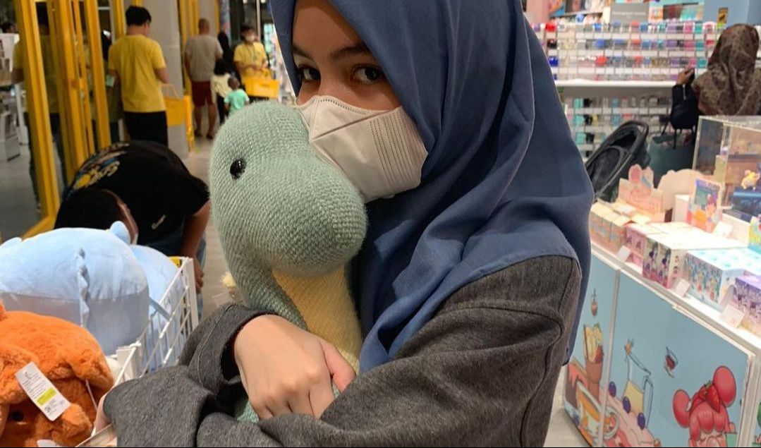 <b>3. Gaya Simpel saat ke Mall</b>