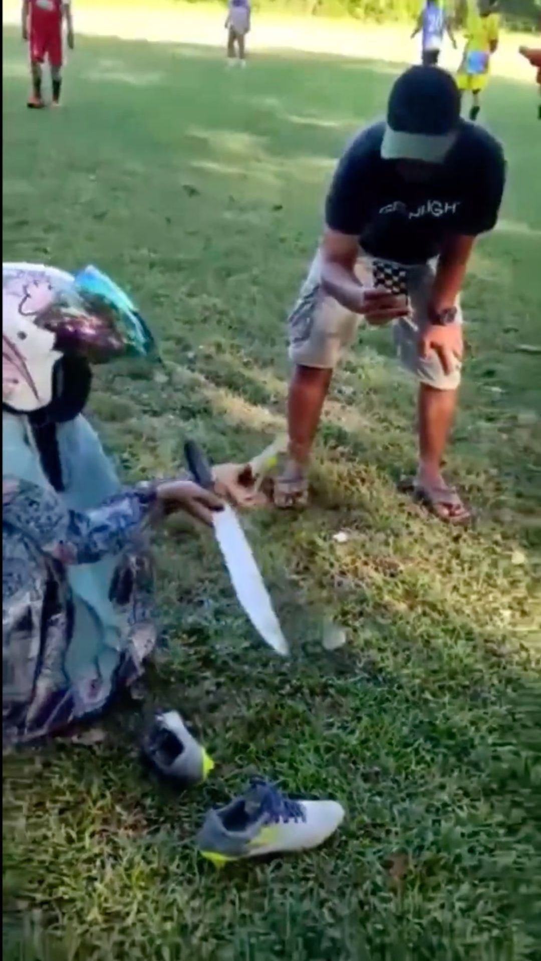 Kesal Ditinggal Main Bola Terus, Istri Nyusul ke Lapangan Bawa Parang Potong 'Punya' Suaminya