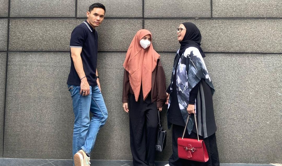 <b>5. Gaya Casual saat Hangout dengan Keluarga</b>