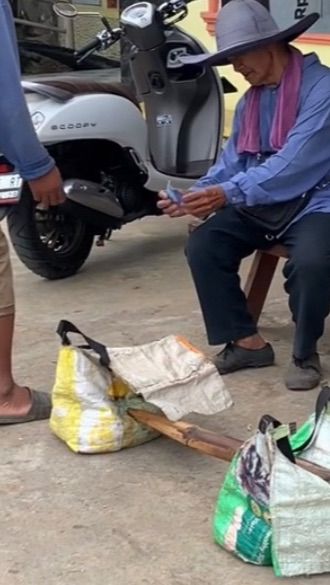 <b>Termenung Sedih, Kakek Penjual Aren Ini Baru Sadar Ternyata Dibayar Pakai Uang Mainan</b>