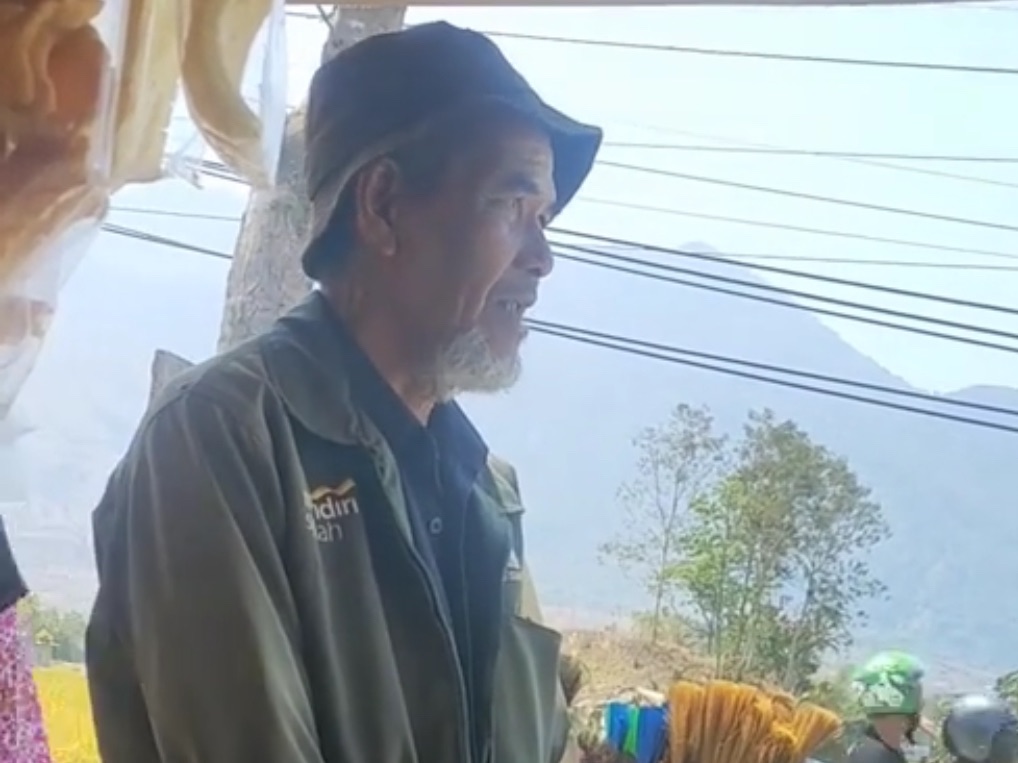 Dagangan Belum Laku, Kakek Penjual Perabot Ini Tukar Barang Jualan demi Sepiring Nasi
