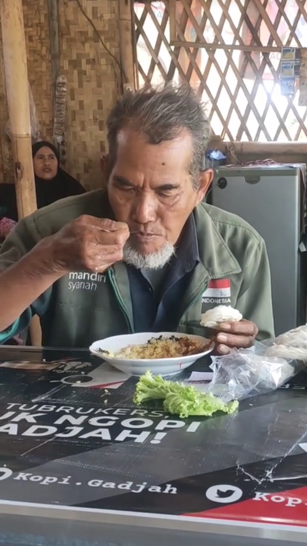 Dagangan Belum Laku, Kakek Penjual Perabot Ini Tukar Barang Jualan demi Sepiring Nasi