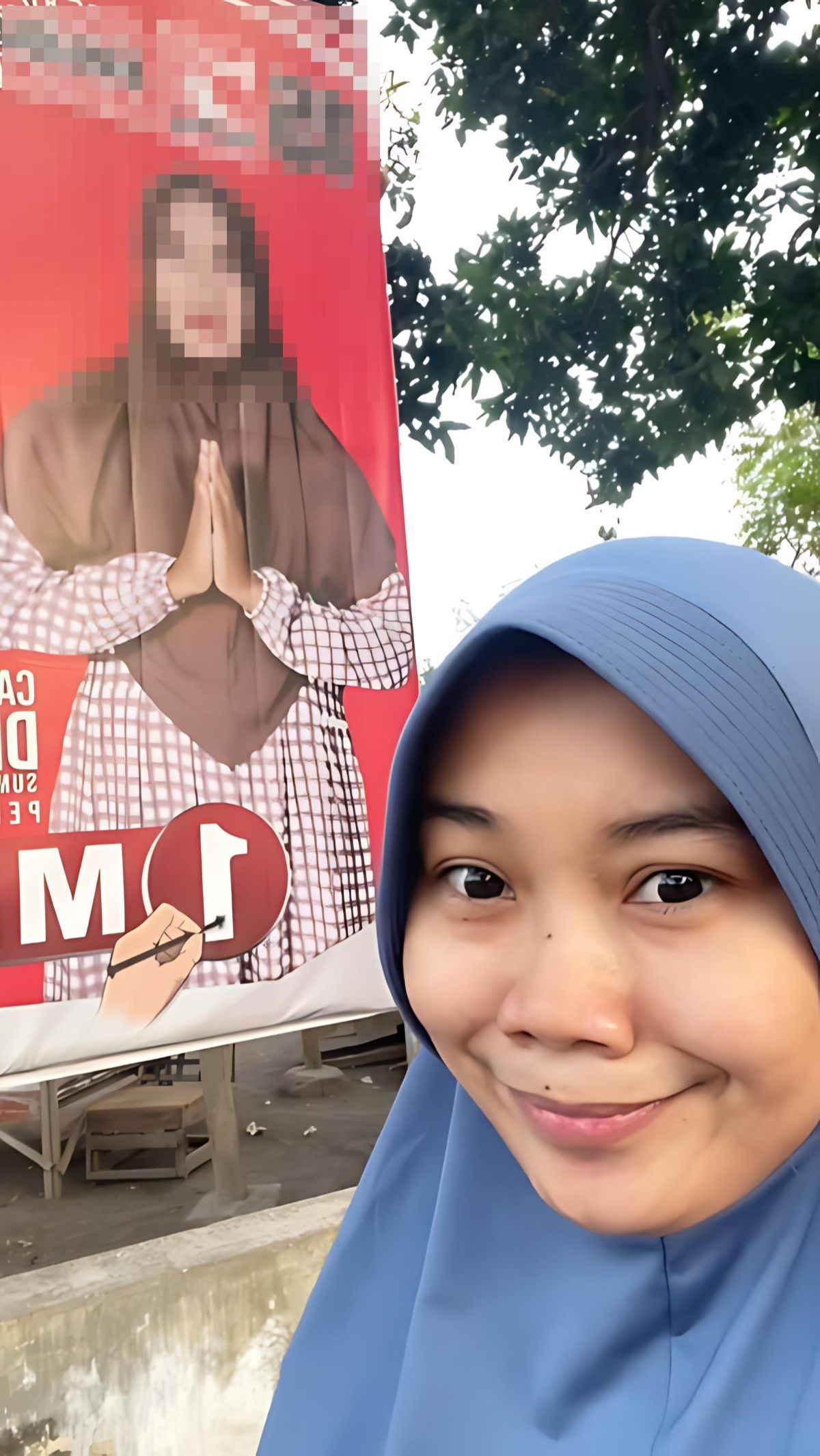 Tetapi puncak dari keterkejutan Delia adalah banner segede gaban yang dipasang di depan rumah.