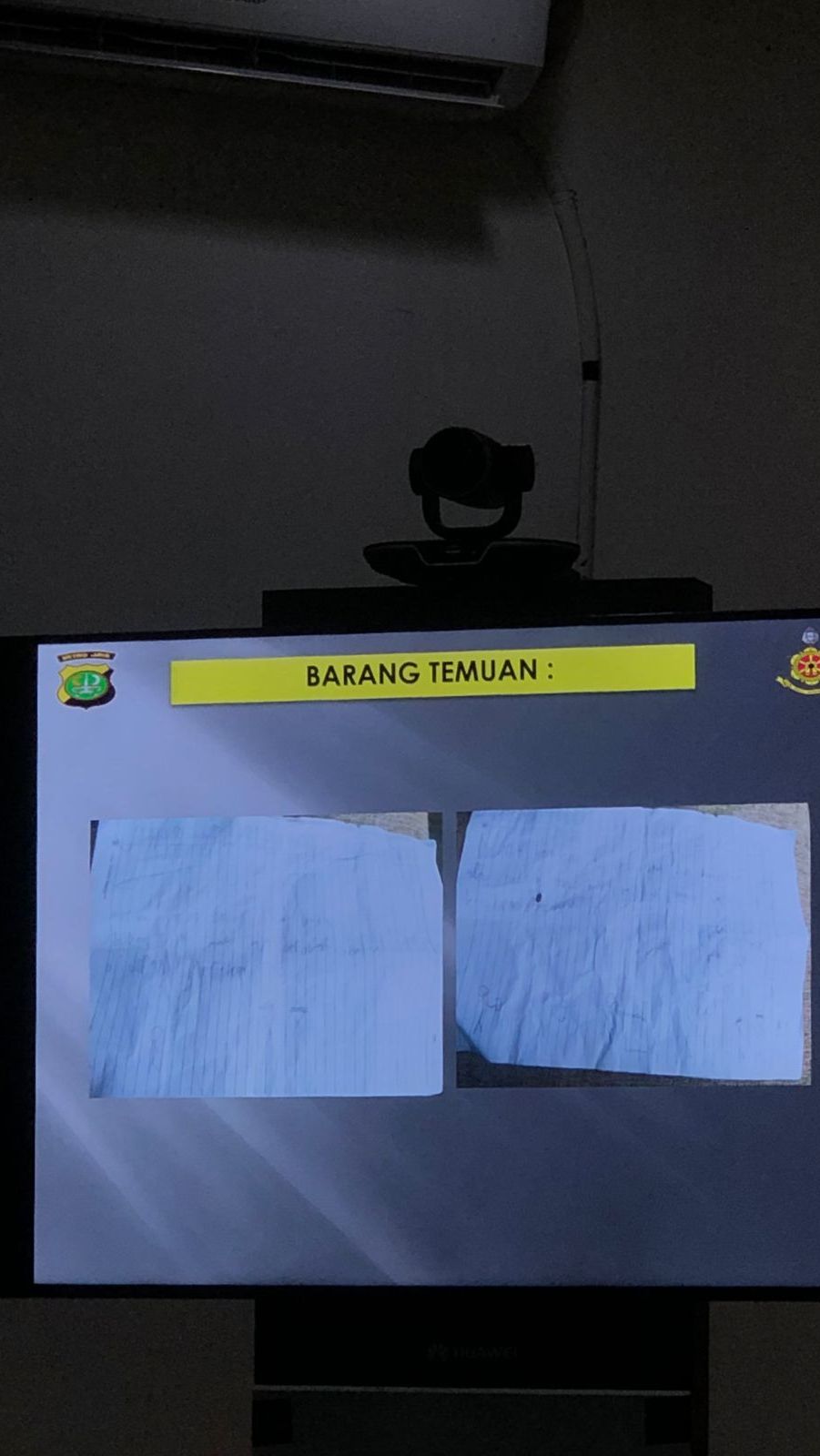 Tulisan di dua kertas ini diduga bukan catatan harian.<br>