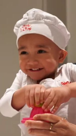 Sederet Ekspresi Lucu nan Menggemaskan Rayyanza saat Peras Jeruk ...