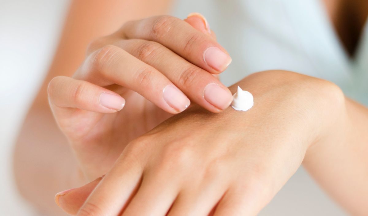 2. Hanya Mengaplikasikan Sunscreen di Luar Ruangan