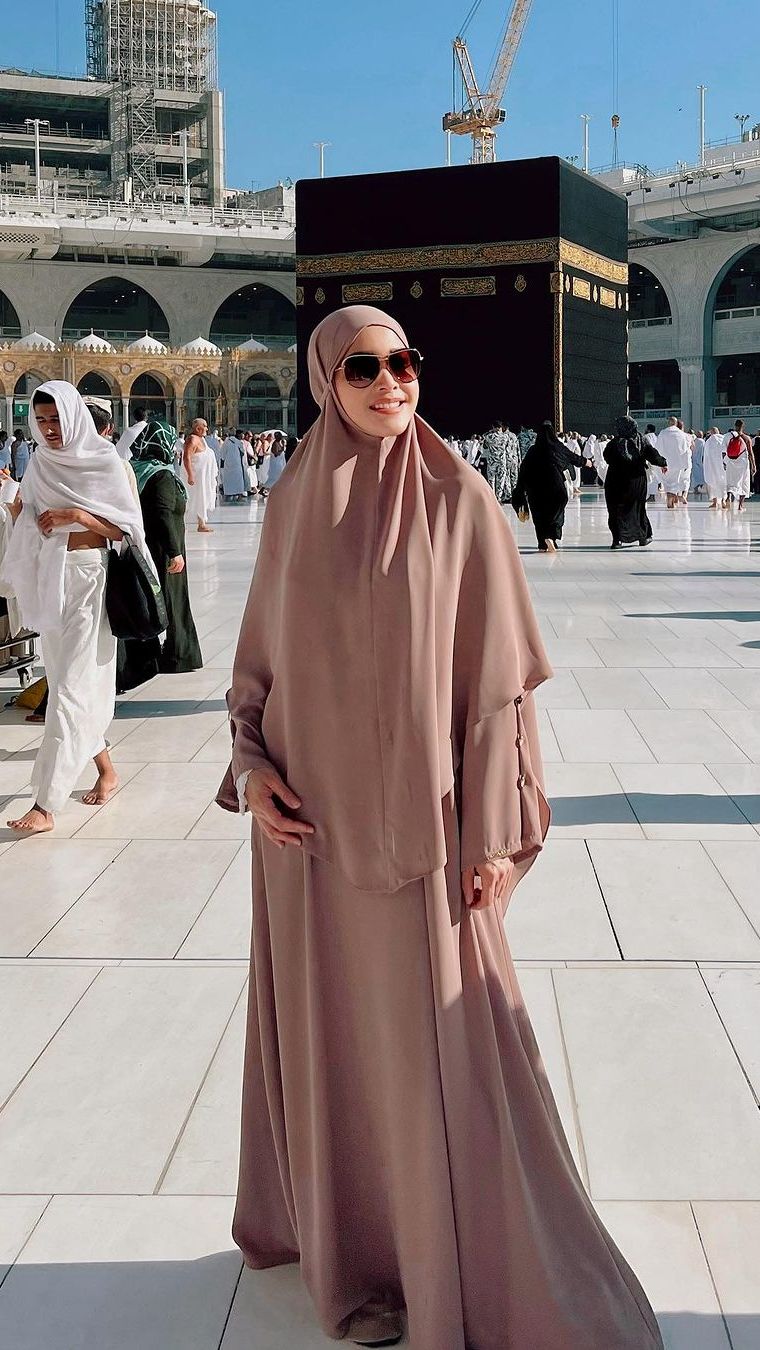 6 Potret Maia Estiany Umroh Bareng Suami di Ultah Pernikahan ke-5, Wajahnya Adem Banget!