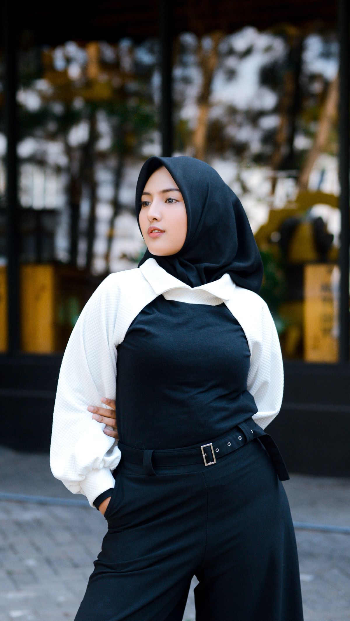4. OOTD Hijab dengan Warna Gelap