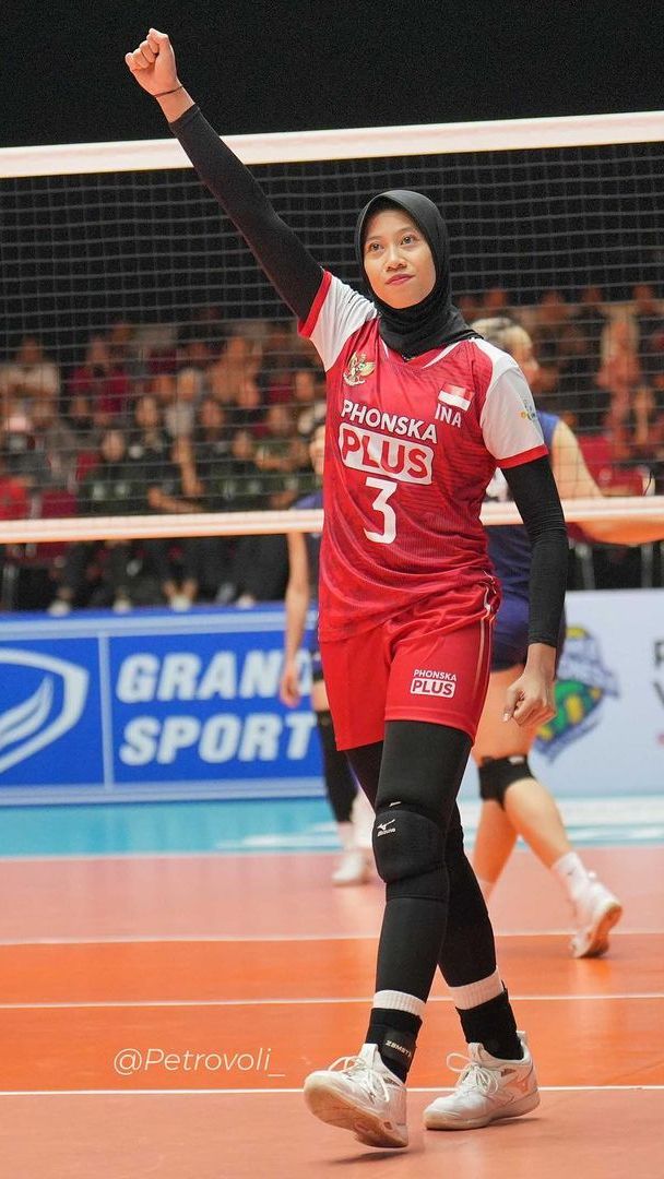 Saat di lapangan Megawati memilih pakai hijab instan.
