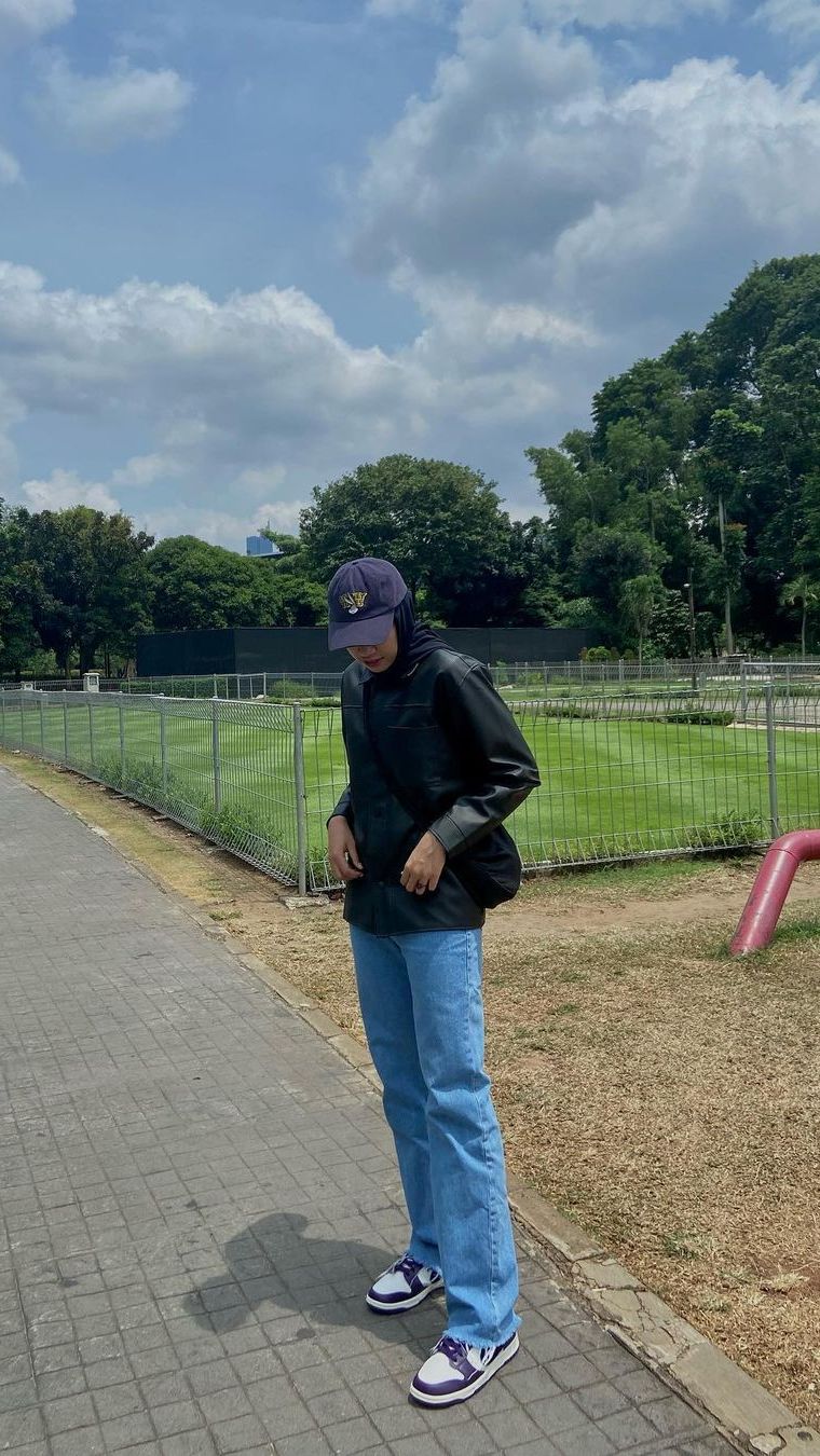 Megawati padupadankan jaket kulit dengan hijab dan juga topi.