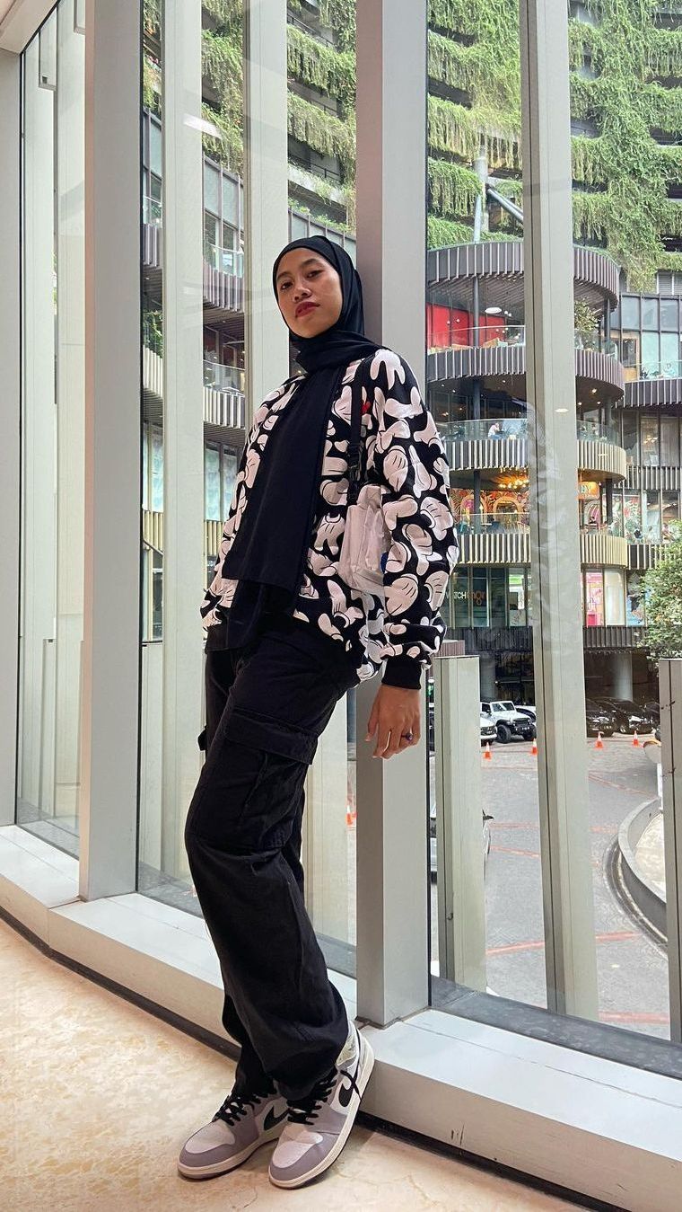 Megawati memadukan outfit kasual dengan hijab pashmina.