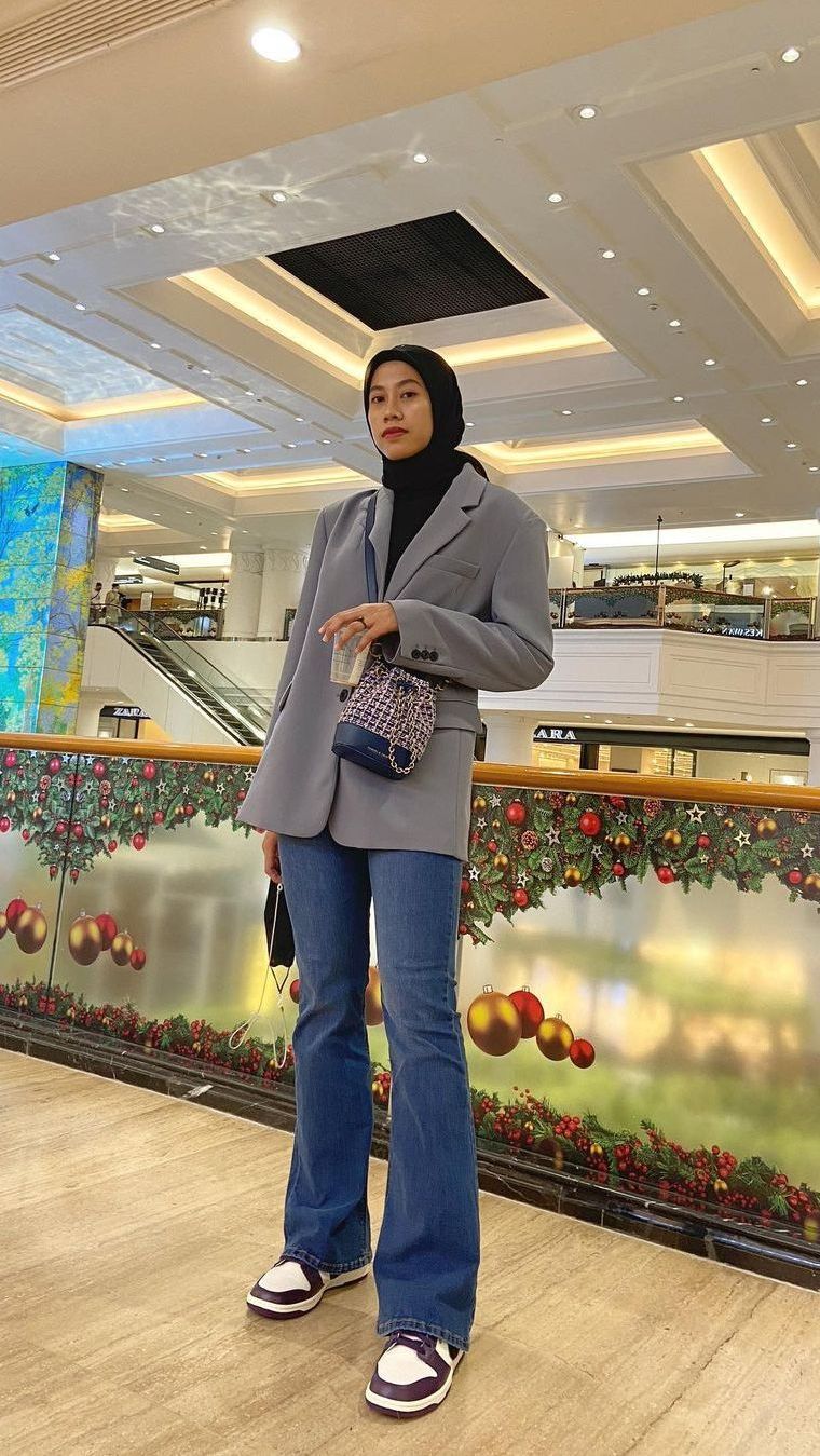 Tampil formal denganblazer abu-abu dan celana jeans.