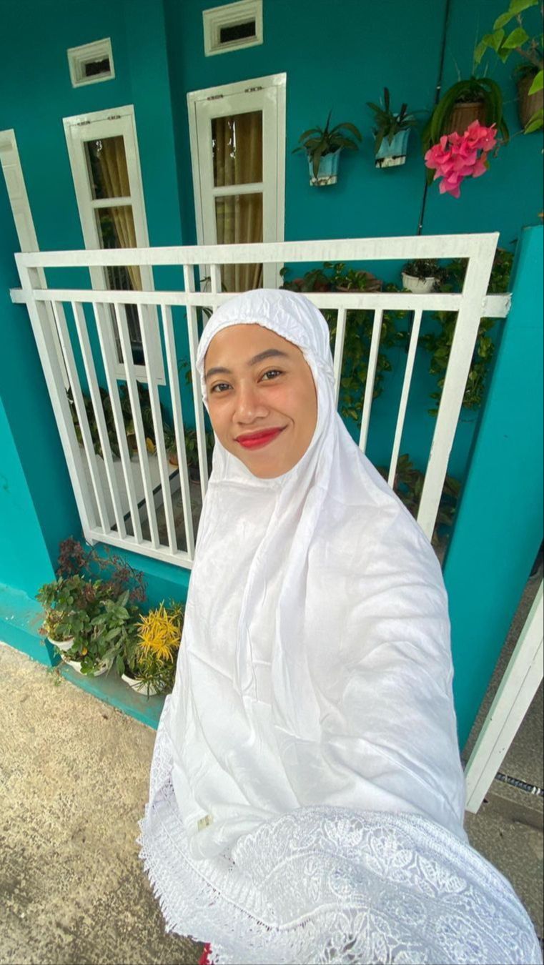 Megawati mengenakan mukena warna putih, untuk mempertegas wajah, ia memilih lipstik merah.