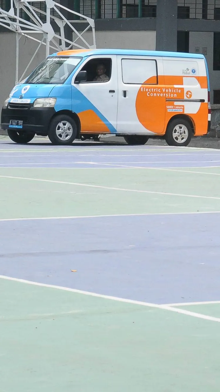 Mobil bertipe minibus yang berhasil dikonversi oleh pelajar SMK saat diuji coba.