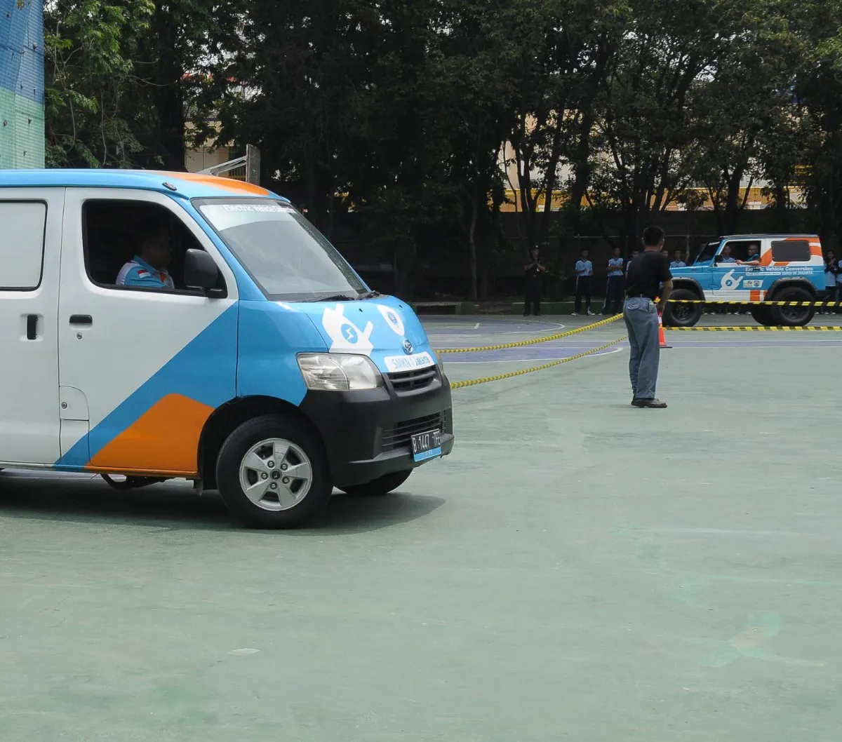 FOTO: Melihat Uji Coba Dua Mobil Hasil Konversi dari Mesin Konvensional ke Listrik Karya Pelajar SMK di Jakarta