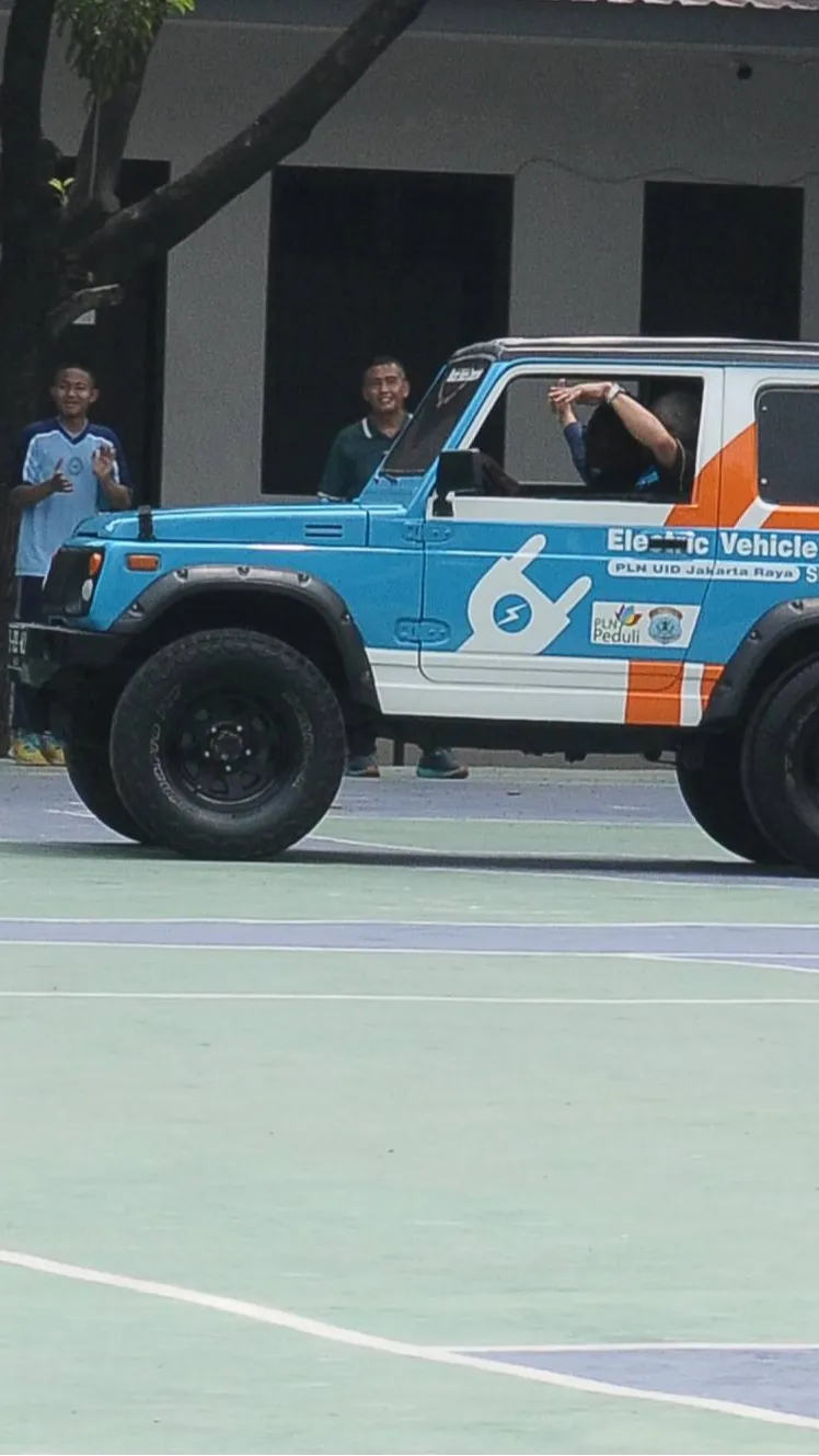 Mobil bertipe jip buah karya hasil konversi pelajar SMK Jakarta saat diuji coba.