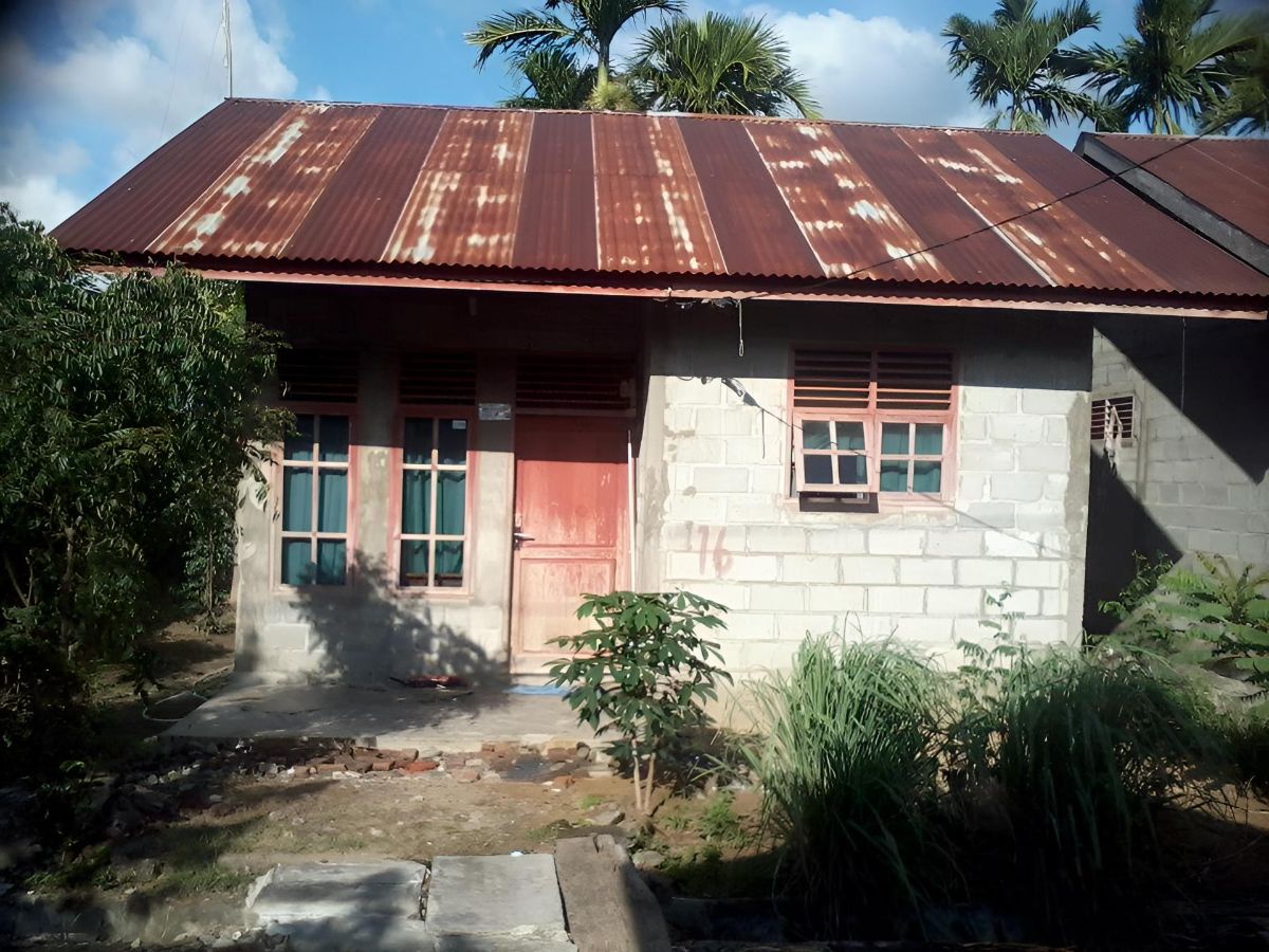 Rumah Jelek Berdinding Papan Ini Tak Punya Kamar Mandi dan Dapur, Tapi