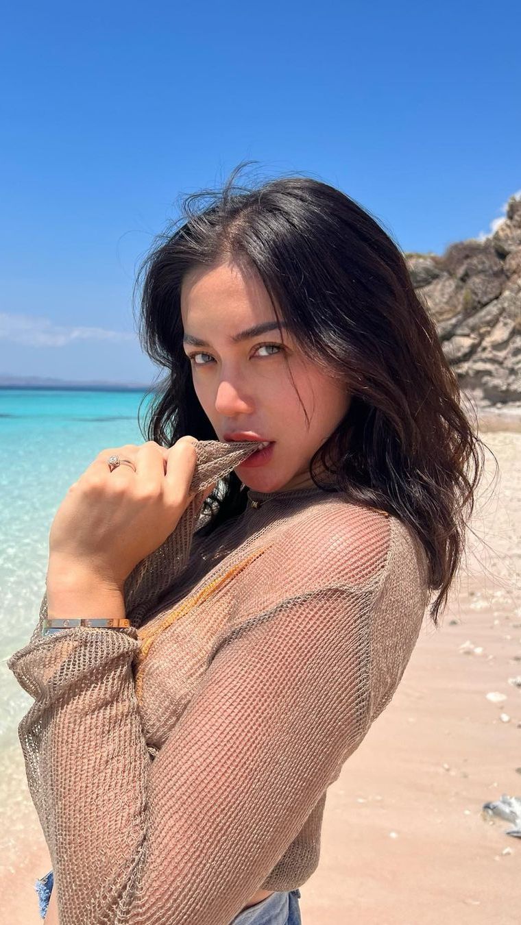 Liburan ke Jepang Bareng Keluarga, Wajah Jessica Iskandar Bikin Salfok Dikira Rachel Vennya