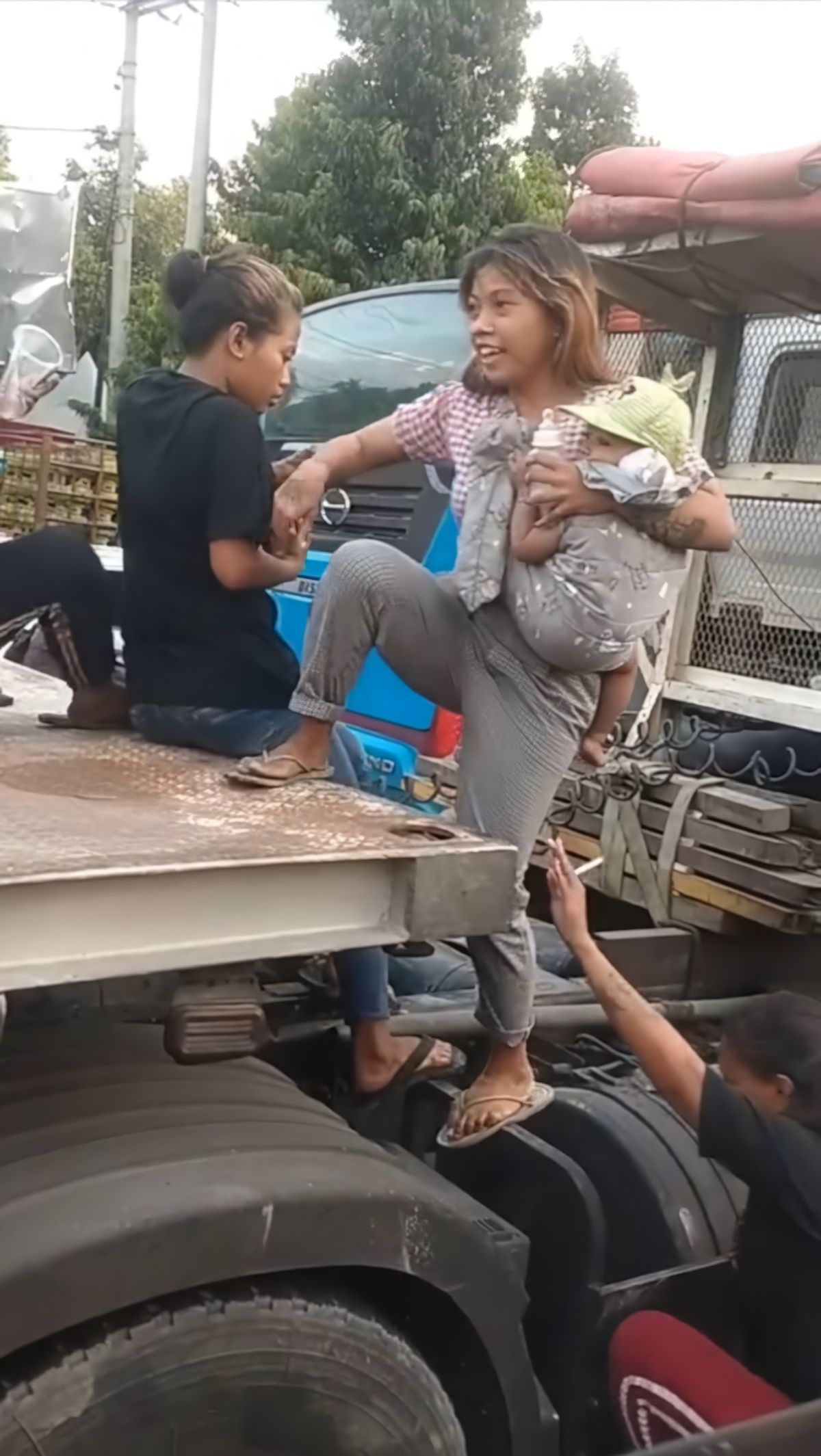 Momen Emak-Emak Nebeng Truk Sambil Gendong Bayi, Bikin yang Lihat Ketar-Ketir