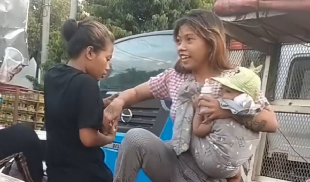 Sungguh miris bawa anak kecil numpang truk trailer,