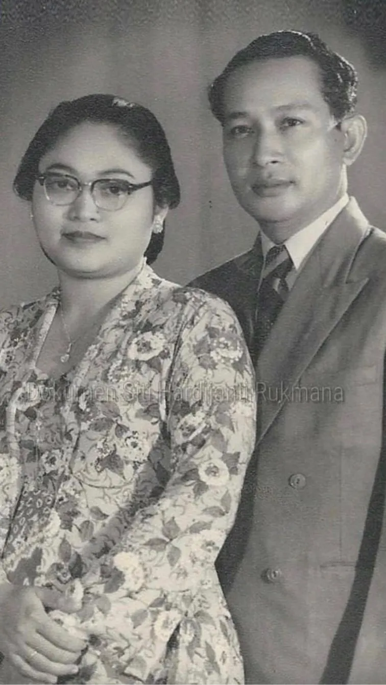 Seperti diketahui, Mamiek Soeharto lahir dari pasangan suami istri yang memiliki latar belakang bagus. Tidak heran apabila, sejak kecil hidup Mamiek tidak pernah susah. <br>