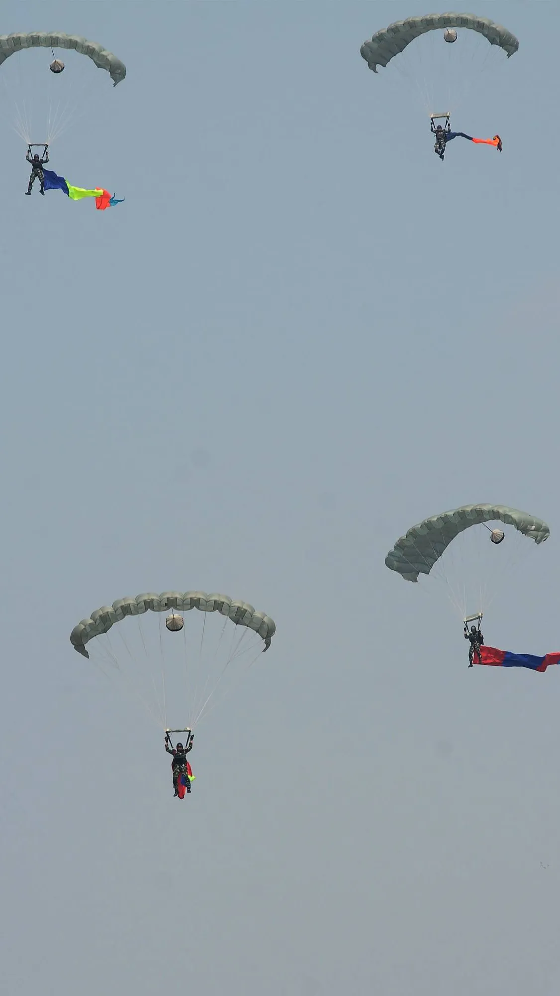 Atraksi penerjun payung ini dilakukan oleh pasukan TNI Angkatan Udara, TNI Angkatan Darat, TNI Angkatan Laut hingga perwakilan dari Polri.<br>