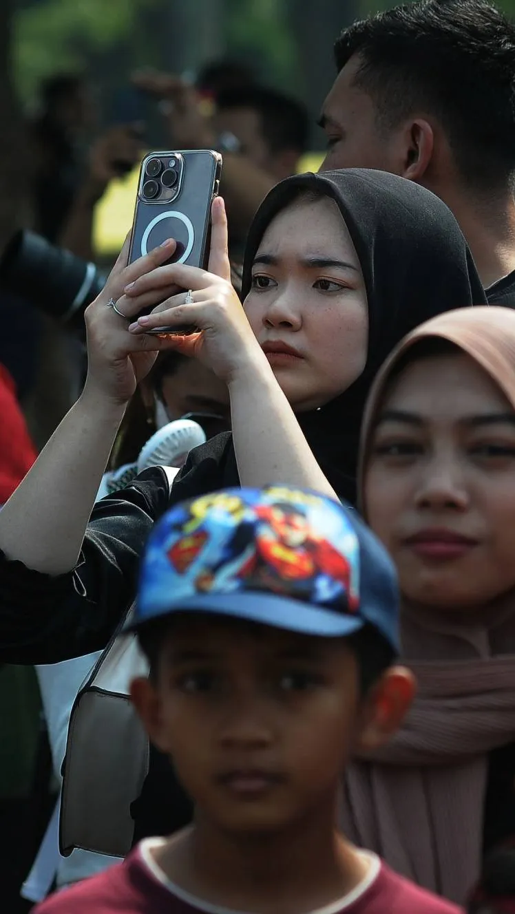 Warga juga antusias mengabadikan atraksi tersebut dengan kamera di ponselnya.