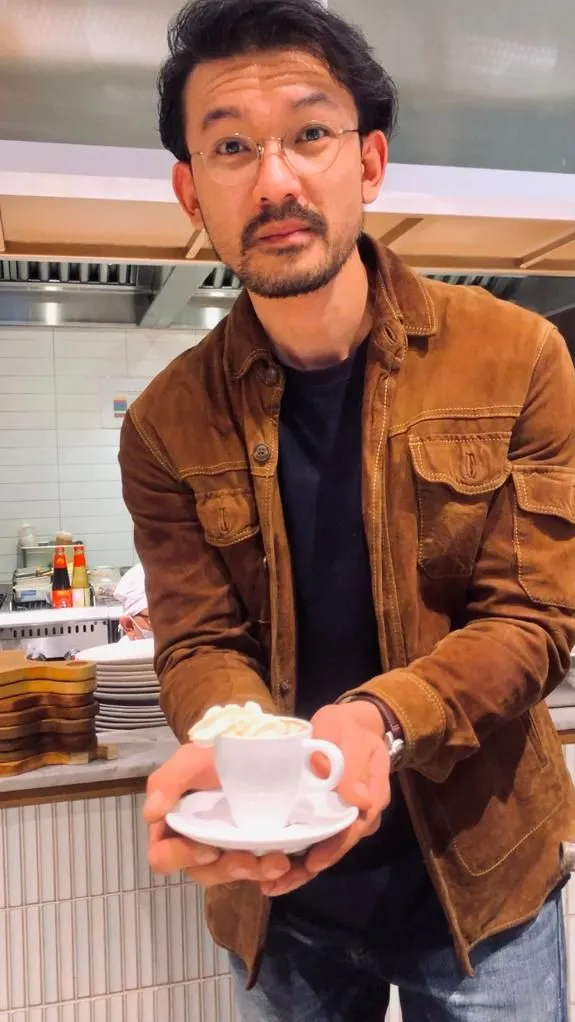Ngonten Kalcer Bareng Rio Dewanto Pakai Flip5 di Flip Cafe, Ngopi si Paling Skena