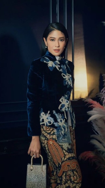 artis yang sedang berada di hutan dengan pakaian tradisional