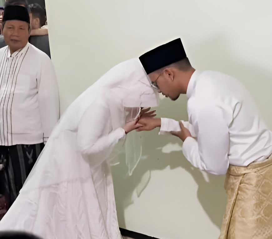 Momen Langka! Istri Pertama Kali Bersalaman Dengan Suami Usai Ijab ...