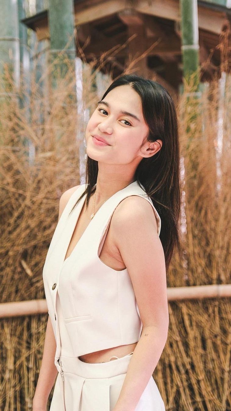 Pamer Foto Aesthetic Pakai Rok Belah Tengah, Azizah Salsha Istri Pratama Arhan Panen Hujatan
