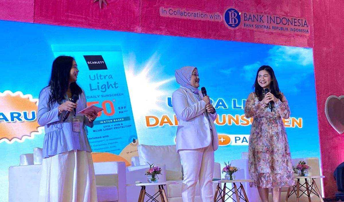 Karena yang kita tahu ya, matahari itu punya dua jenis radiasi, yaitu UV A dan UV B yang memang sangat berbahaya untuk kulit kita,
