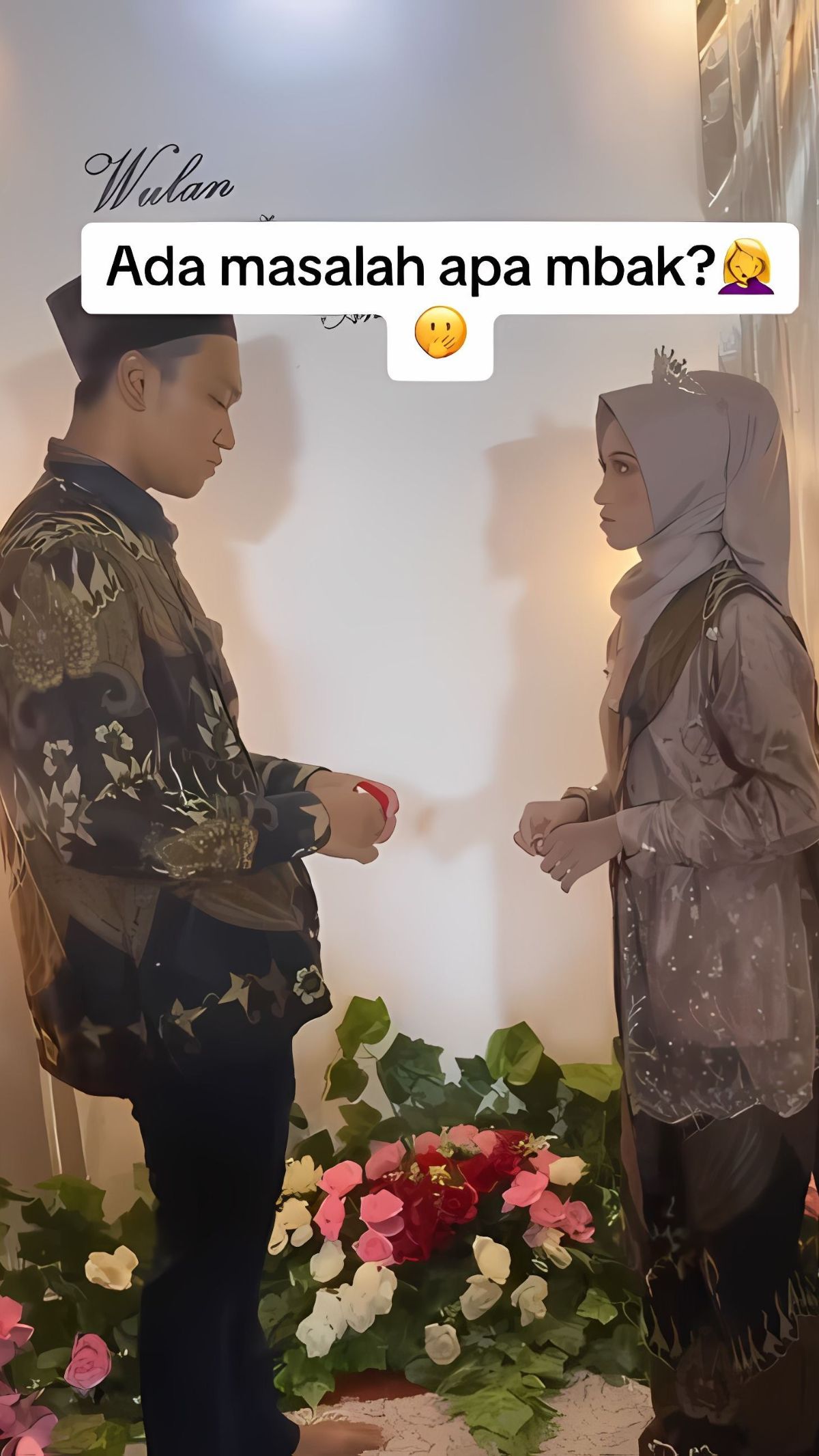 Sikap cemberut yang diperlihatkan Wulan begitu kentara dari tatapan matanya yang tajam ke arah calon suaminya.
