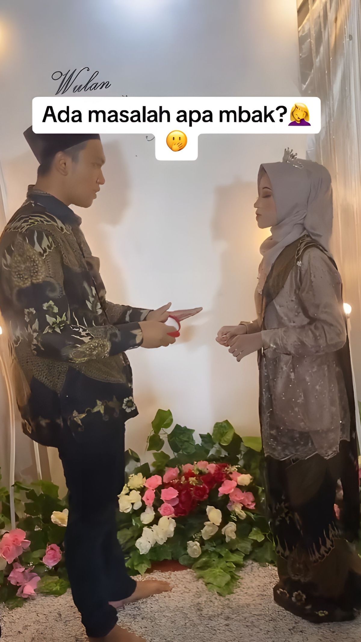 Tampak Wulan selalu menunduk dengan raut wajah cemberut di hadapan Ahmad, calon suaminya.