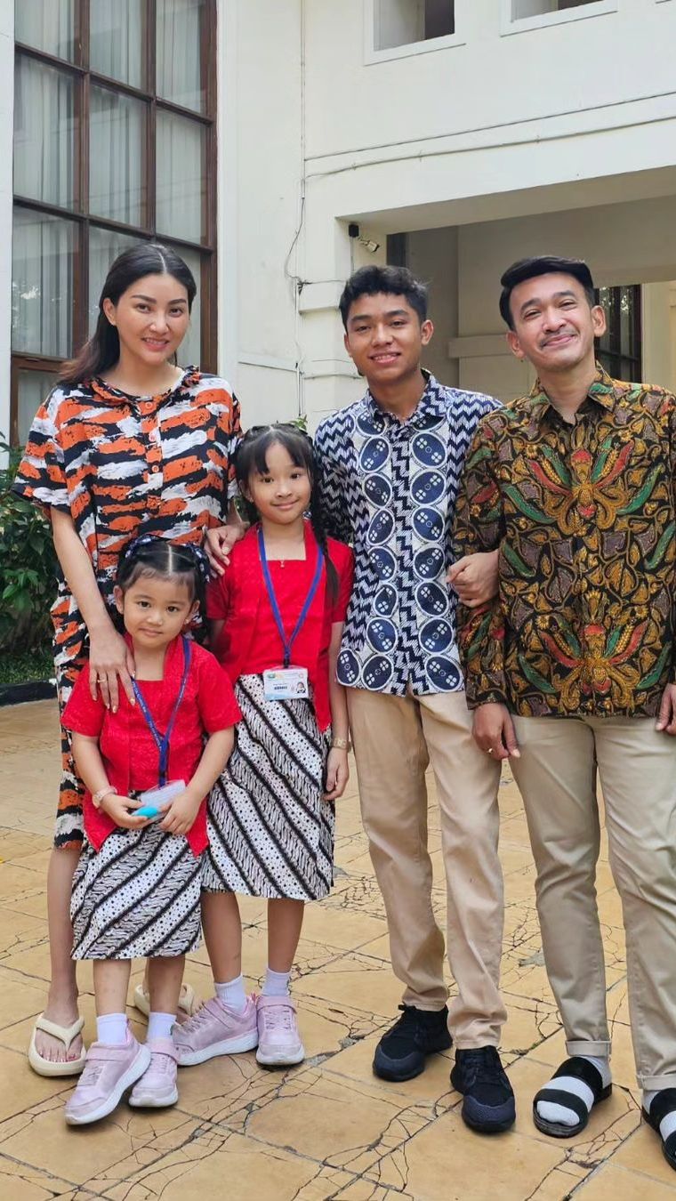Sarwendah Pemotretan Bersama Anak-anaknya, Sosok Ruben Onsu Dipertanyakan